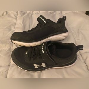 Under Armour 1Y boys shoes